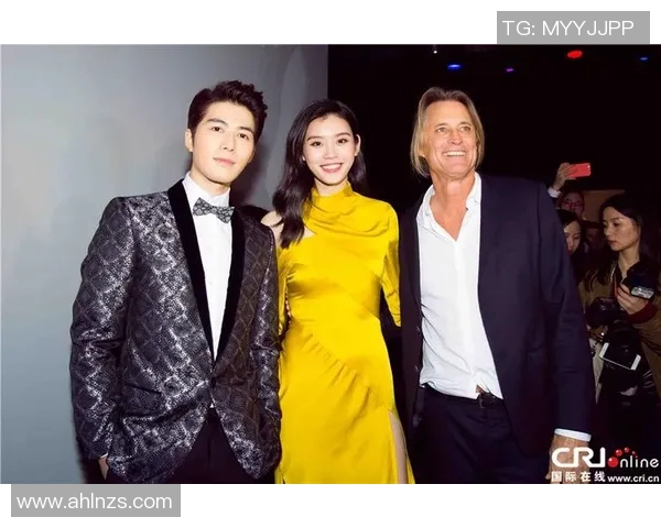 普京与足球明星亲密合影展现体育精神与友谊的完美结合