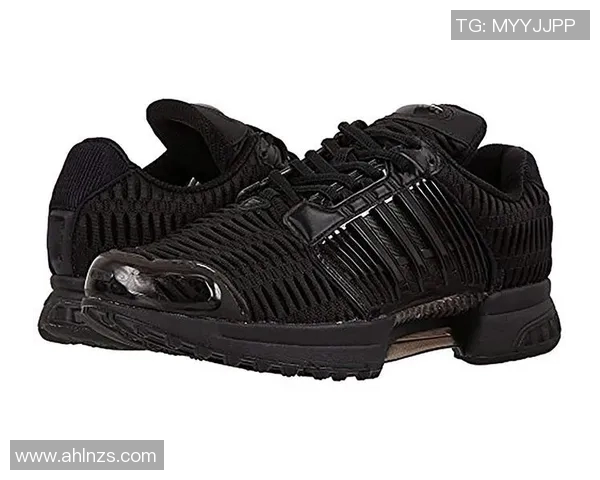 时尚与运动完美结合足球明星黑色休闲鞋引领潮流新风尚