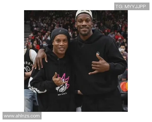 足球明星欢庆圣诞节平安夜温馨合影展现节日快乐与团圆氛围